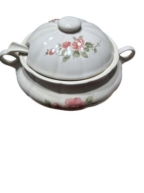 Gibson Soup Bowl With Ladel